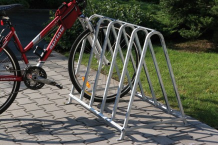 Stojany na uzamčení koloběžek a kol