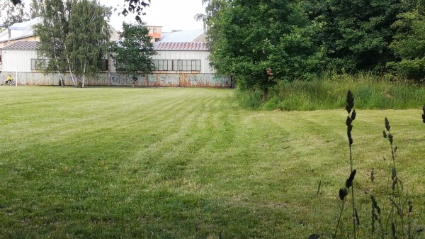 Revitalizace plochy mezi dolní částí ulice Lesní a MŠ v ulici Zahradní. Vybudování areálu víceúčelového a vícegeneračního hřiště.