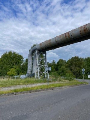 Graffiti na horkovodním potrubí u vjezdu do Staré Chodovské