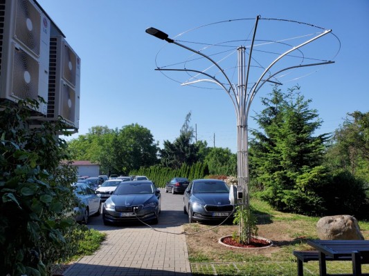 chytrý strom s nabíječkou pro elektromobily,  mobily a elektrokola u vlakového nádraží