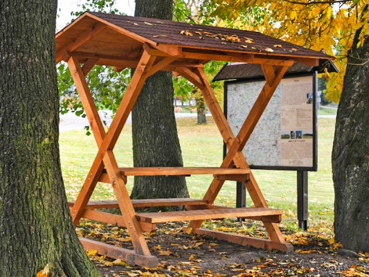 Dřevěné posezení ve Staré Chodovské + informační cedule