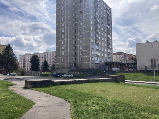 Graffiti na betonových kvádrech a asfaltové ploše v ul. Dukelských hrdinů