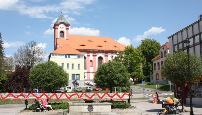 Osázení svahu nad silnicí pod kostelem sukulenty